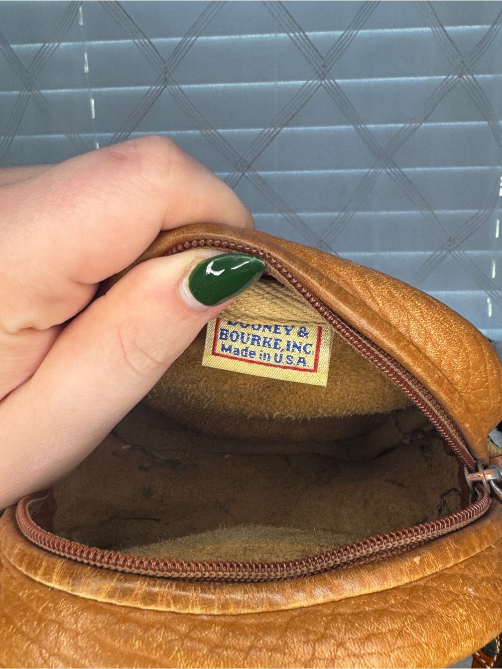 Vintage Dooney & Bourke Mini Explorer Camera Bag British Tan - Picture 8 of 8